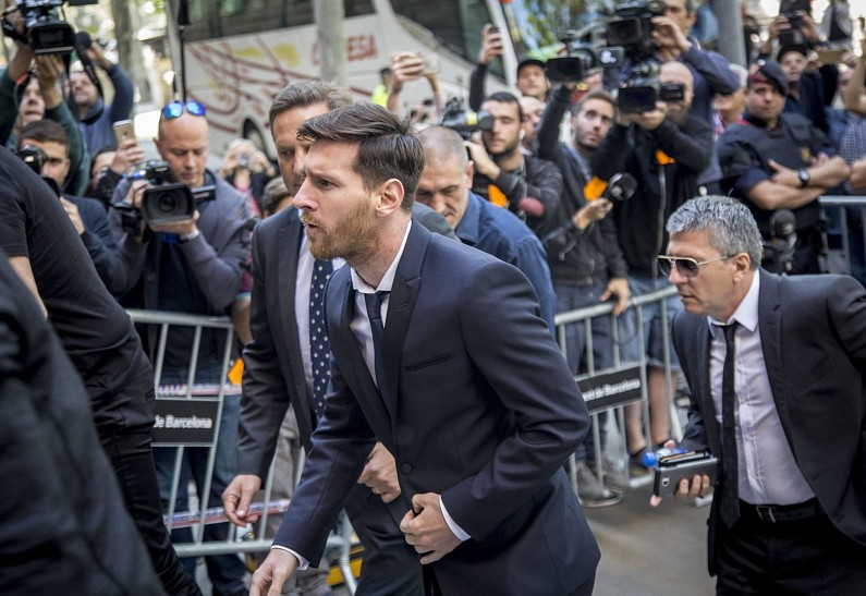 Лионель Месси и его отец приговорены к 21 месяцу тюрьмы