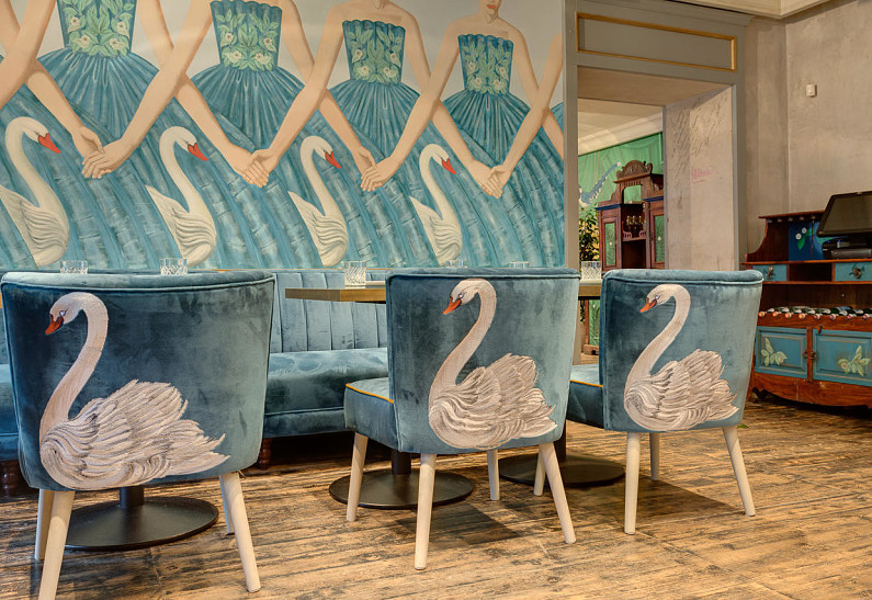 Декор от Алёны Ахмадуллиной: в Петербурге открылся ресторан The Repa