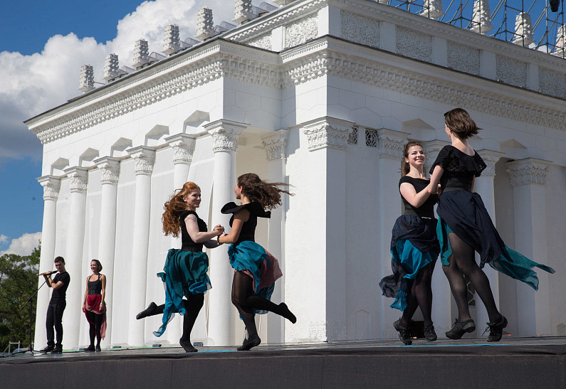День танца на ВДНХ: мастер-классы, грандиозный флешмоб, светомузыкальное шоу и многое другое
