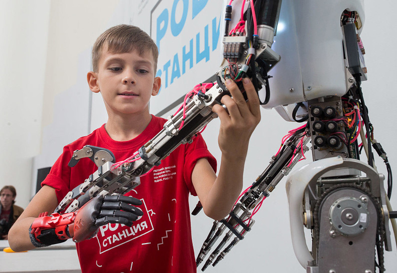 На ВДНХ прошел первый в России «Кибатлон»