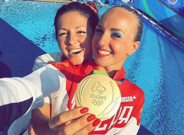 Нюша поздравила сестру с победой на Олимпиаде в Рио