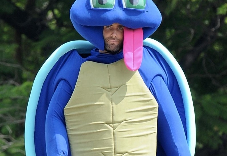 Адам Левин в образе неведомой зверушки на съемках видео для Maroon 5 (ФОТО)