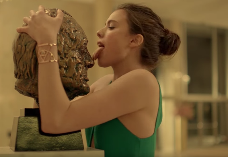 Повзрослевшая дочь Энди Макдауэлл в необычной короткометражке Спайка Джонса (ВИДЕО)