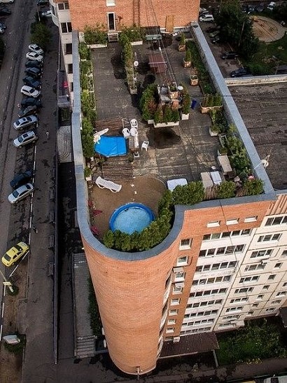 Житель Красногорска устроил курорт на крыше многоэтажки (ФОТО)