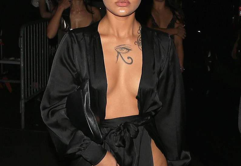 Модель Амина Блу шокировала публику откровенным нарядом на вечеринке Harpers Bazaar в Нью-Йорке