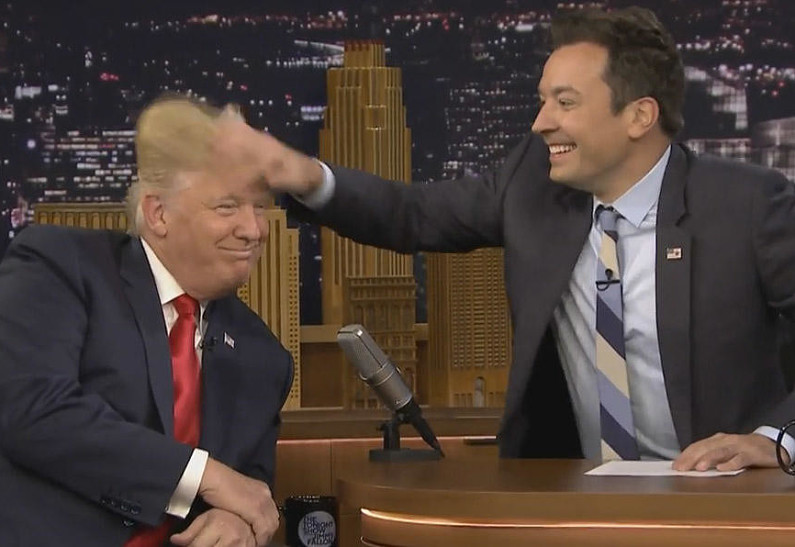 Телеведущий взъерошил волосы Дональду Трампу