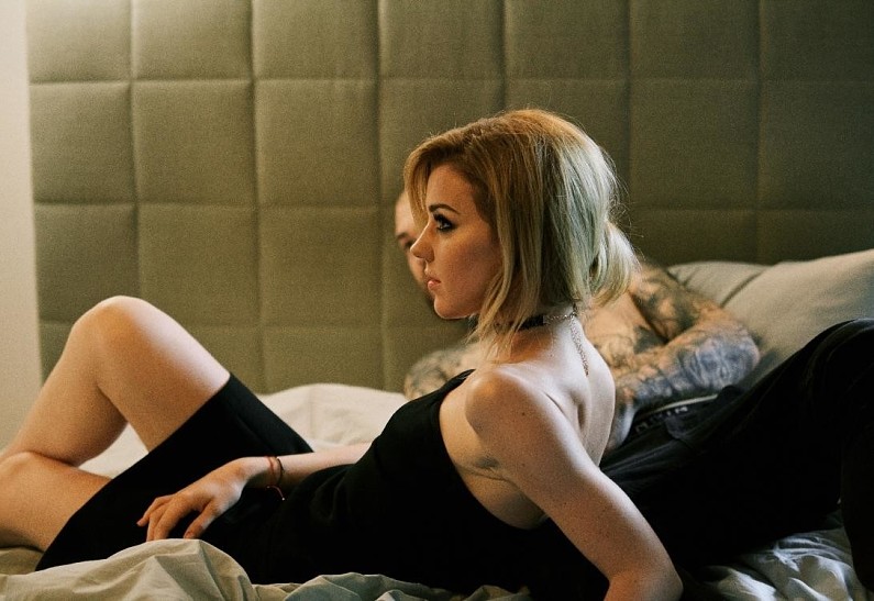 Анаммен төсекте жатқан порно видео