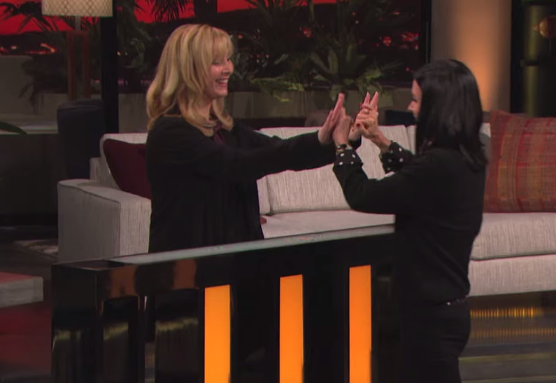 Кортни Кокс и Лиза Кудроу поучаствовали в викторине, посвященной  сериалу «Друзья»