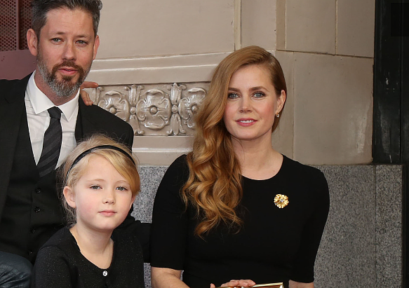 Муж и дочь Эми Адамс поддержали ее на открытии звезды на Аллее славы (ФОТО)