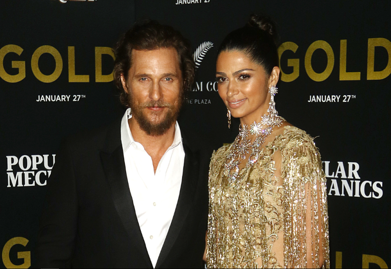 Его золото: Мэттью Макконахи потроллил красавицу-жену на премьере нового фильма (ФОТО)