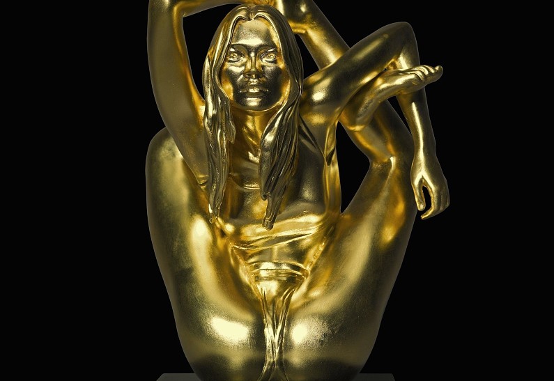 Золотая скульптура Кейт Мосс в невообразимой позе выставлена на аукцион