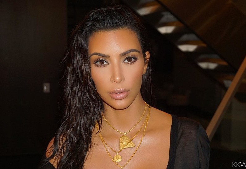 Ким Кардашьян собирается открыть офлайн-магазин Kimoji
