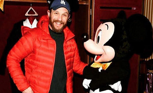 Том Харди спасается от грусти в парижском Диснейленде