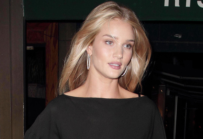 Беременную Роузи Хантингтон-Уайтли сфотографировали в аэропорту (ФОТО)