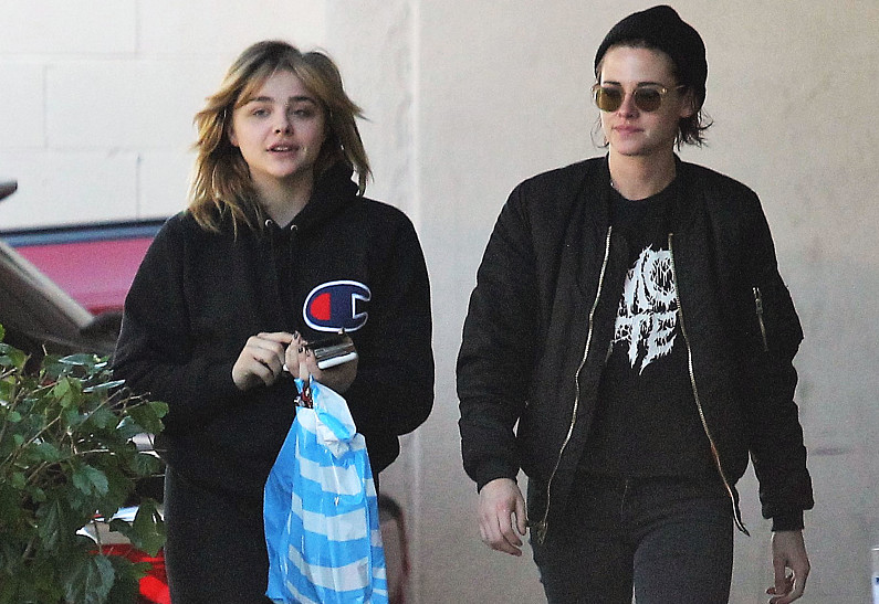 Кристен Стюарт заметили на прогулке с Хлоей Морец