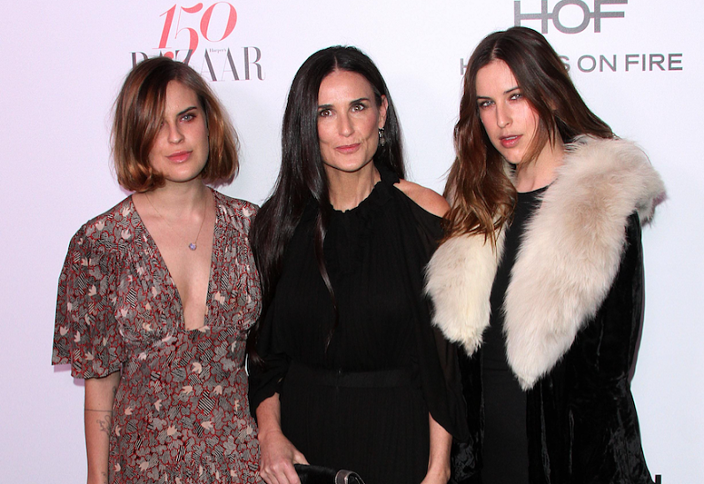 Деми Мур с дочерьми блеснула на вечеринке модного журнала