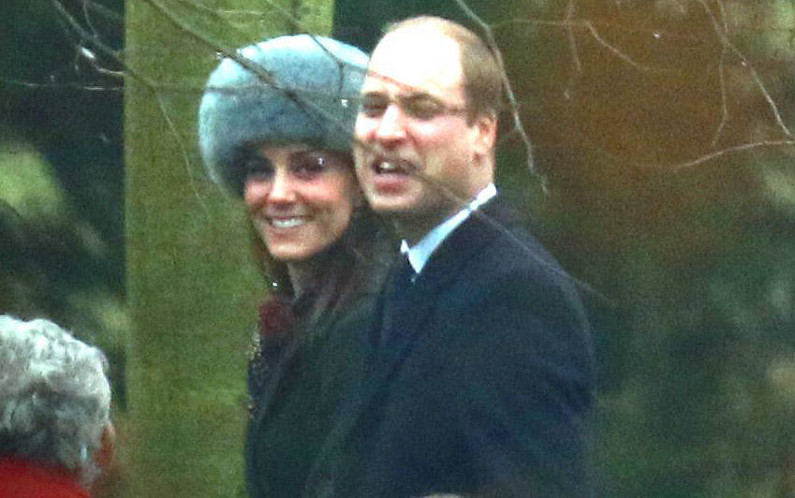 Кейт Миддлтон с мужем и другими членами королевского семейства посетила воскресную службу