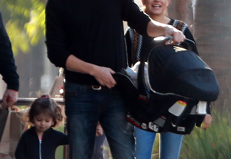 Мила Кунис и Эштон Катчер на прогулке со своими детьми (ФОТО)