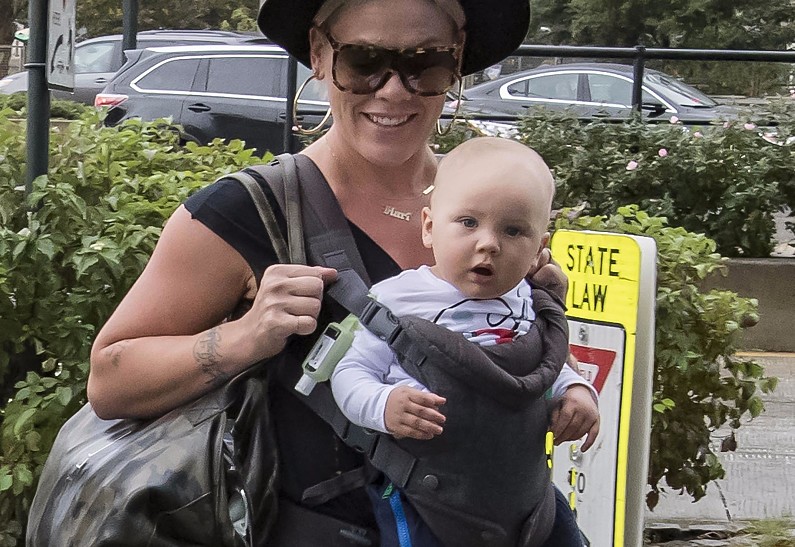 «Что мне снег, что мне зной»: Пинк с мужем и детьми прогулялась под дождем