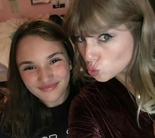 Тейлор Свифт навестила поклонницу, приехав к ней домой