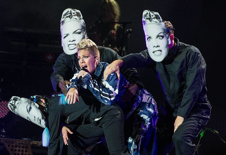 Пинк выпустила клип на заглавную песню из нового альбома