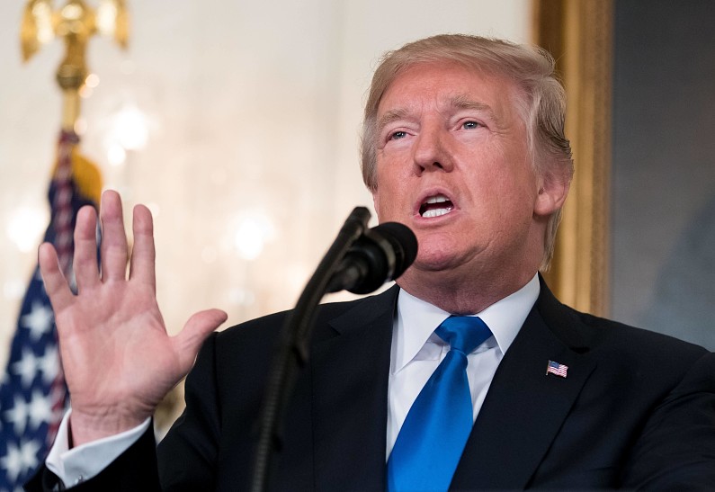 Сам себе собеседник: Трампа высмеяли за нелепую оговорку