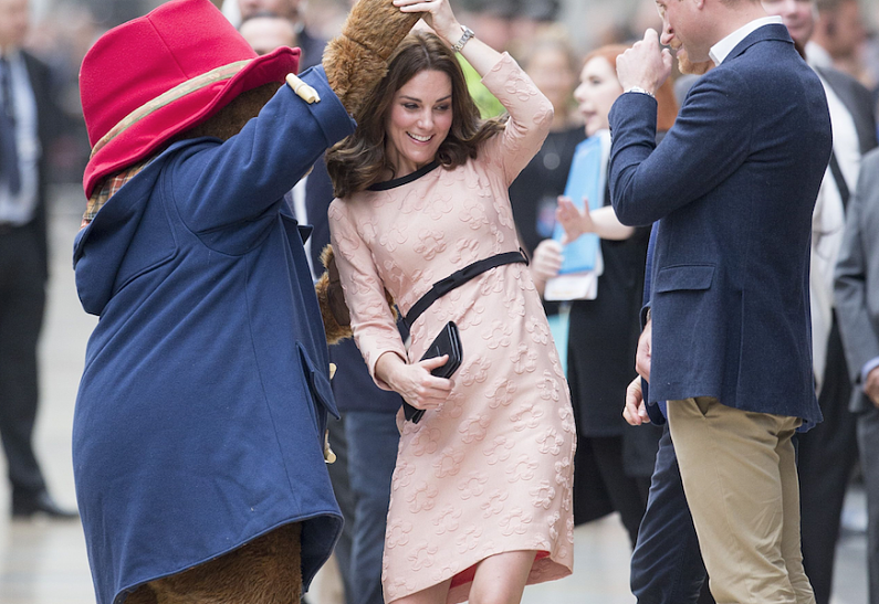 Беременная Кейт Миддлтон станцевала с медвежонком Паддингтоном