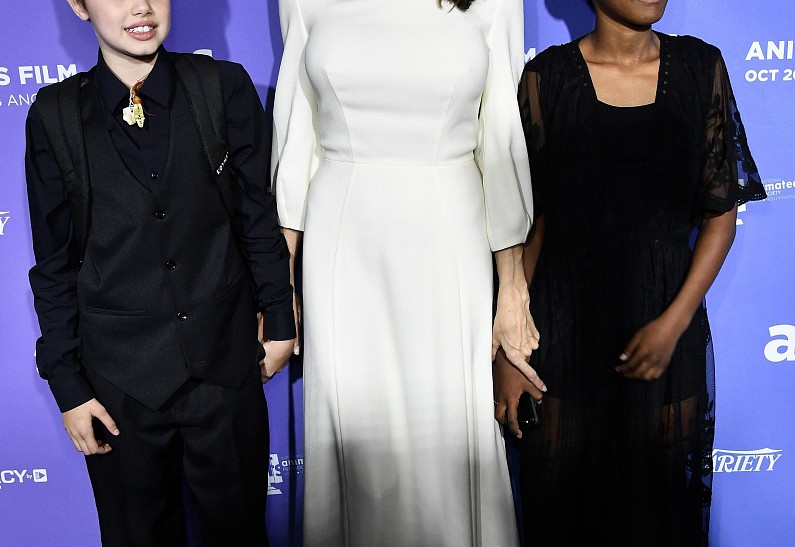 Анджелина Джоли на премьере нового фильма вместе с подросшими дочерьми: фото