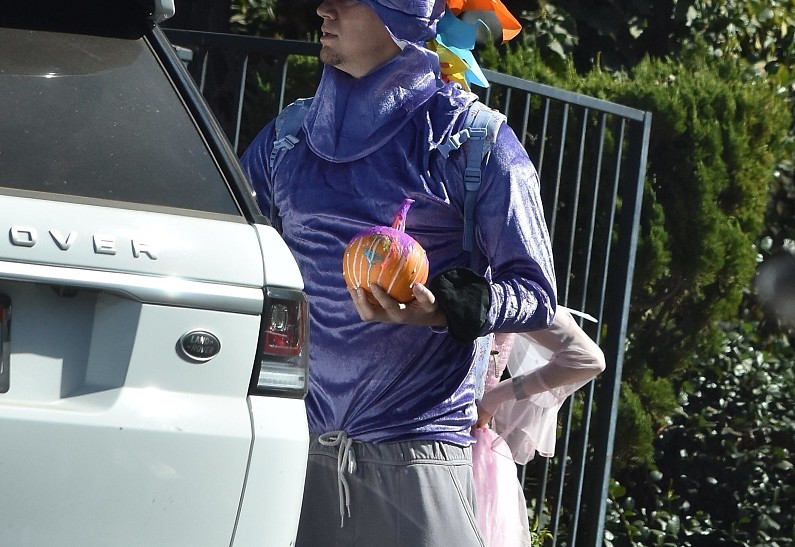 Ченнинг Татум в костюме единорога проводил дочь на вечеринку по случаю Хэллоуина