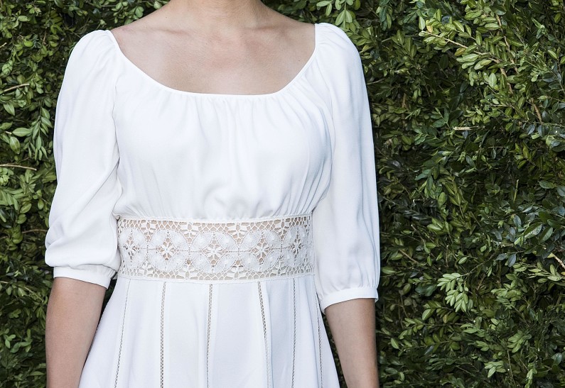 Натали Портман в забавной шляпе на прогулке с детьми: фото