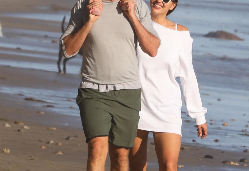 Семимесячная дочь Ирины Шейк и Брэдли Купера сделала первые шаги