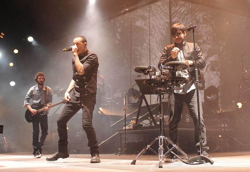 Linkin Park почтили память Честера Беннингтона на благотворительном концерте