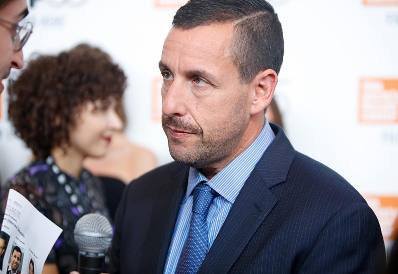 Адам Сэндлер положил руку на колено Клэр Фой и попал в опалу