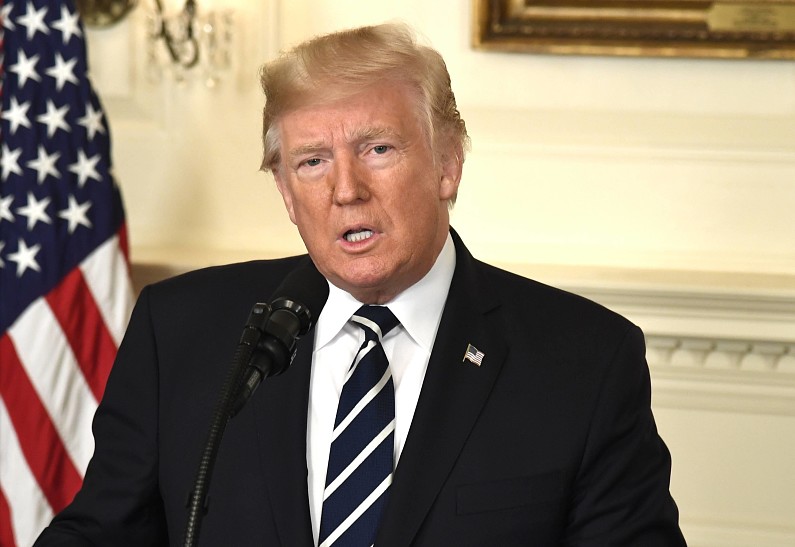 Дональд Трамп забросал пострадавших от урагана бумажными полотенцами