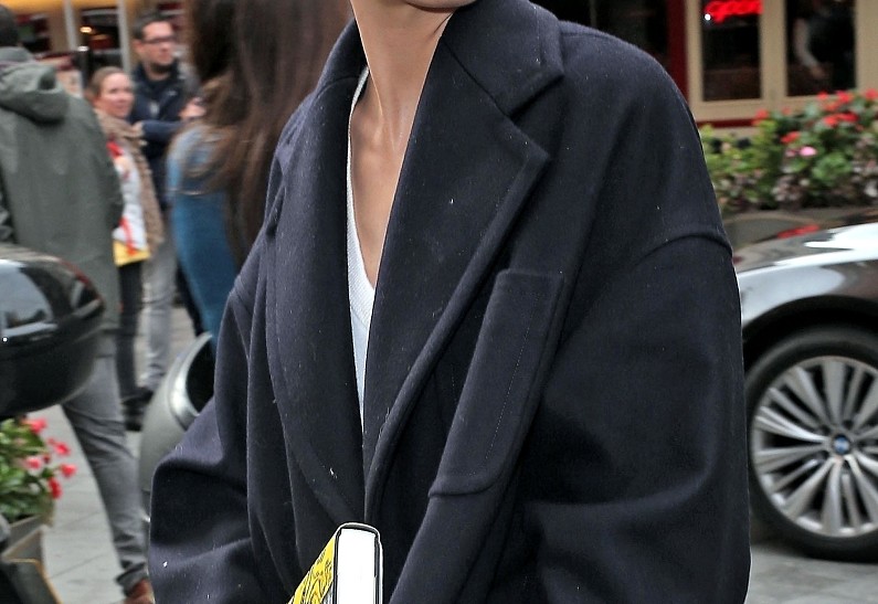 Кара Делевинь удивила обновленным внешним видом на презентации своей книги: фото