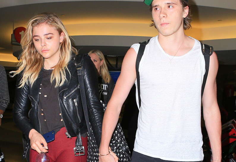 Счастливы вместе: Бруклин Бекхэм поцеловал Хлою Морец на глазах у публики