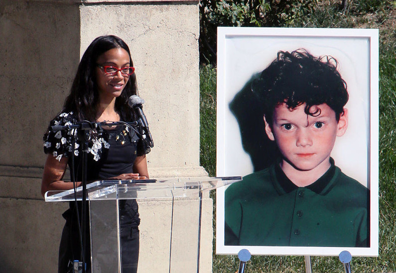 Зои Салдана, Дженнифер Лоуренс и другие звезды открыли памятник Антону Ельчину