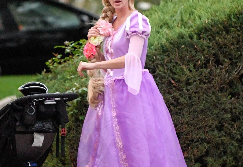 Главное — чтобы детям нравилось: Шарлиз Терон нарядилась в костюм принцессы