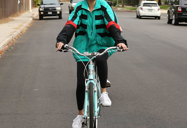 Поклонники Селены Гомес оценили ее идею надеть костюм бойфренда на Хэллоуин