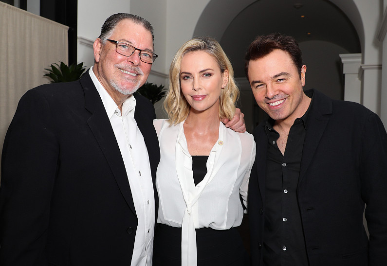 Остановила время? На вечеринке 42-летняя Шарлиз Терон выглядела на 10 лет моложе