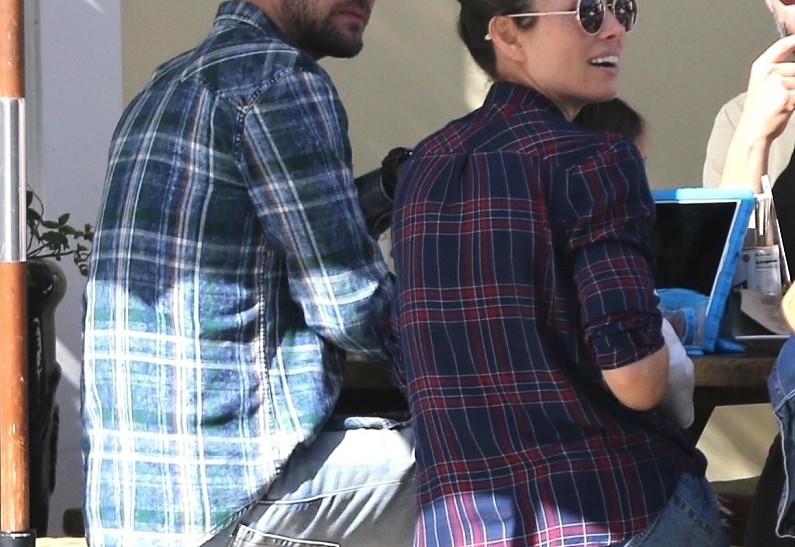 Семейный выход: Джастин Тимберлейк и Джессика Бил взяли сына на ланч