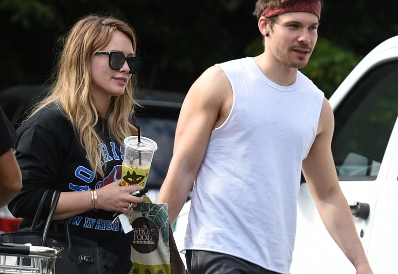 Хилари Дафф и ее бойфренда заметили на прогулке: фото