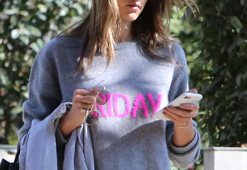 Алессандра Амбросио вышла на прогулку без макияжа