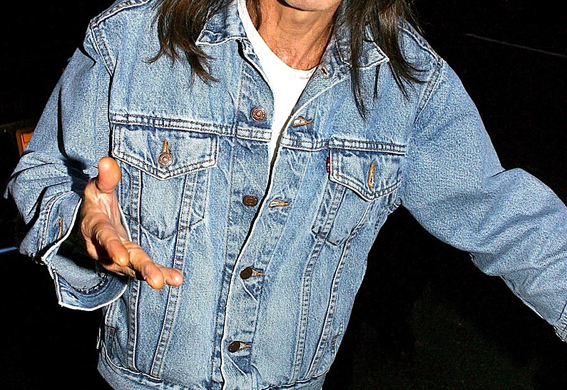 Умер один из основателей AC/DC