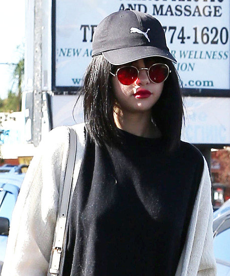 Селену Гомес в непривычном образе сфотографировали по пути в ресторан