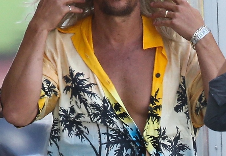 Длинноволосый Мэттью Макконахи в гавайской рубашке на съемках новой картины: фото