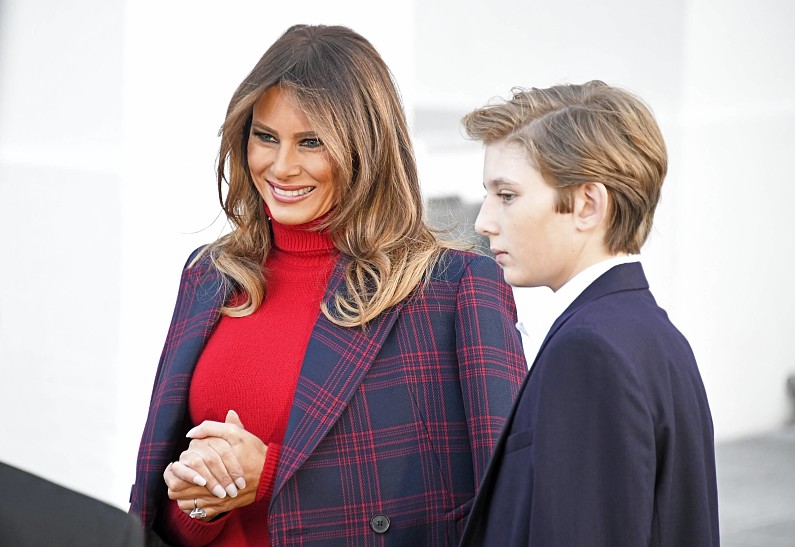 К Рождеству готовы: Мелания Трамп вместе с сыном приняла новогоднюю ель