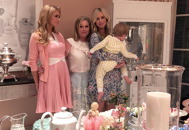 Пэрис Хилтон и ее бойфренд поздравили Ники Хилтон со скорым рождением ребенка