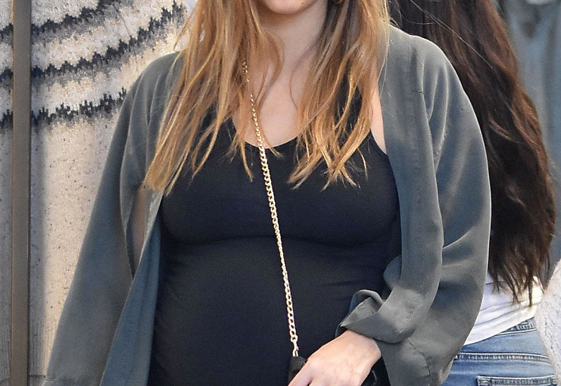 Джессика Альба выглядит уставшей на последних месяцах беременности: фото