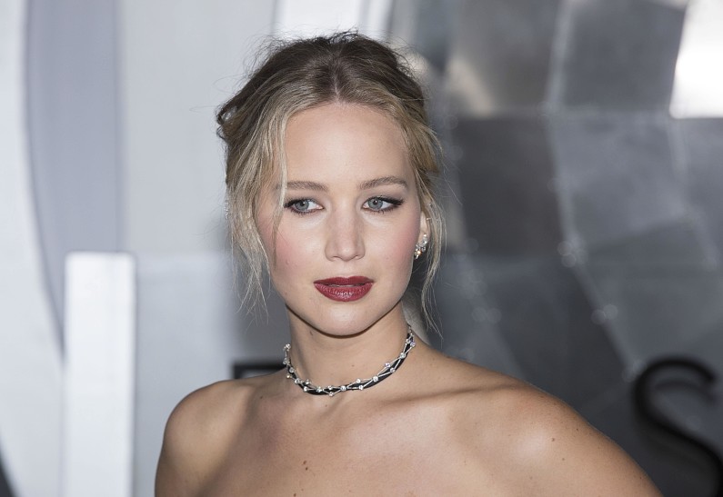 Дженнифер Лоуренс появилась на публике в цветочном халате